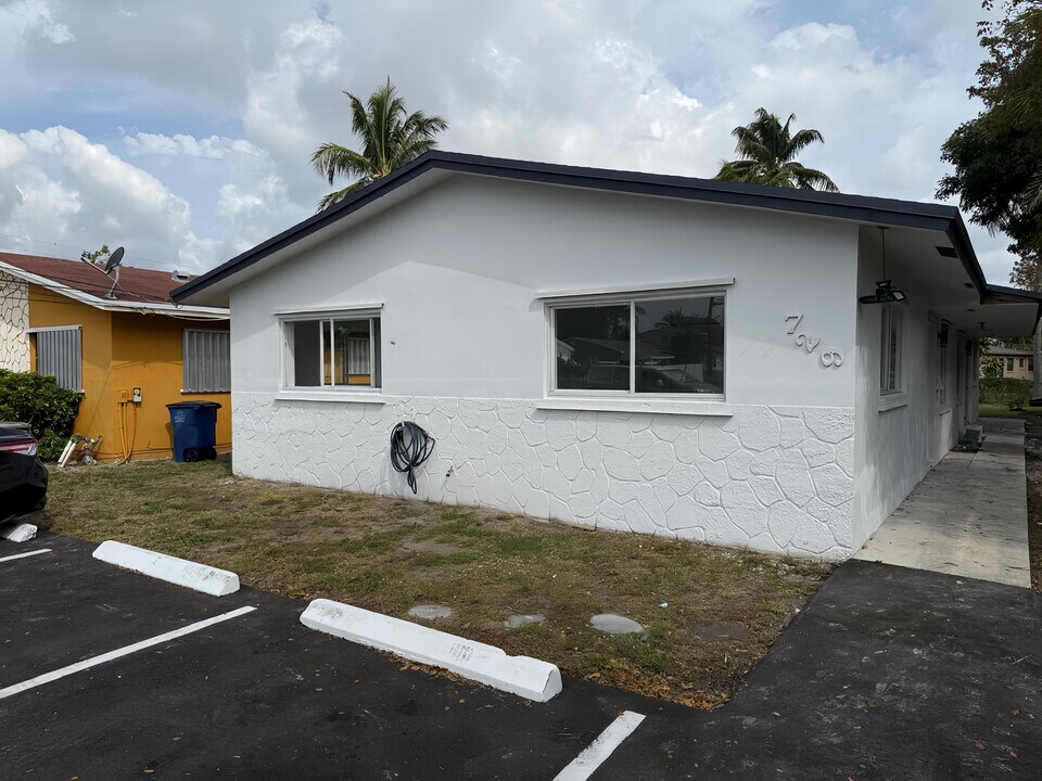 726 SW 7th St, Unit Andres Apraez in Hallandale Beach, FL - Building Photo