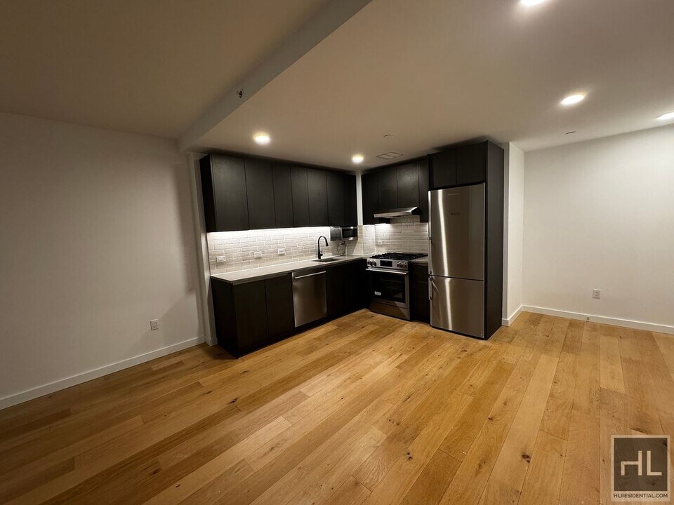 NORTHERN BOULEVARD in Queens, NY - Building Photo