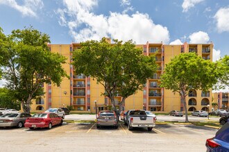 Sunset Villas in Miami, FL - Foto de edificio - Building Photo