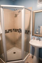 4766 Geranium Pl in Oakland, CA - Foto de edificio - Building Photo