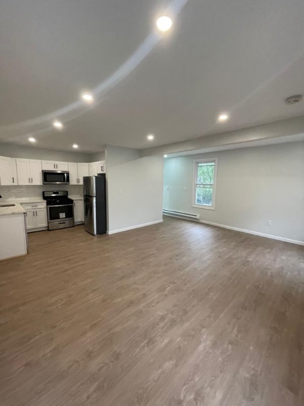 42 E 19th St in Bayonne, NJ - Building Photo - Building Photo