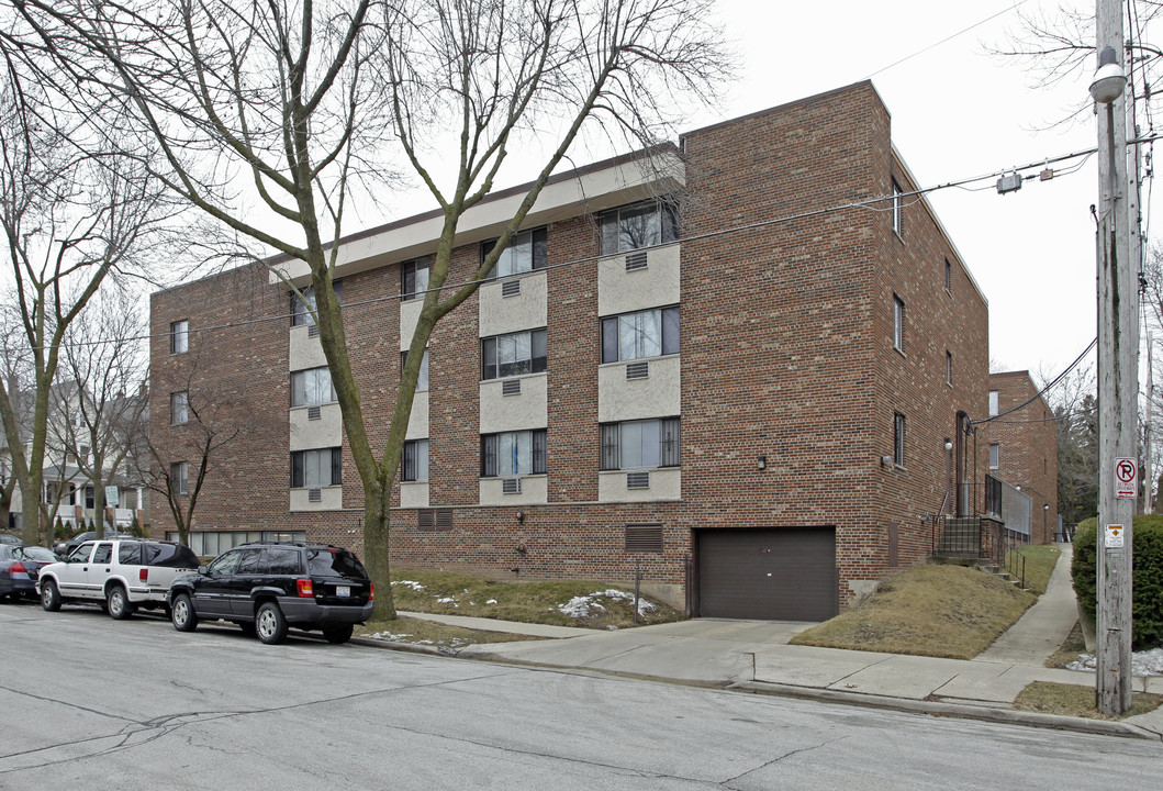 Lake Park in Milwaukee, WI - Building Photo