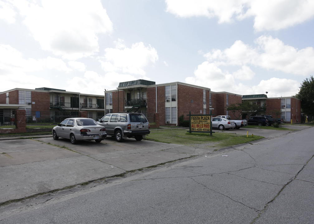 Fiesta Plaza Apartments in Houston, TX - Building Photo