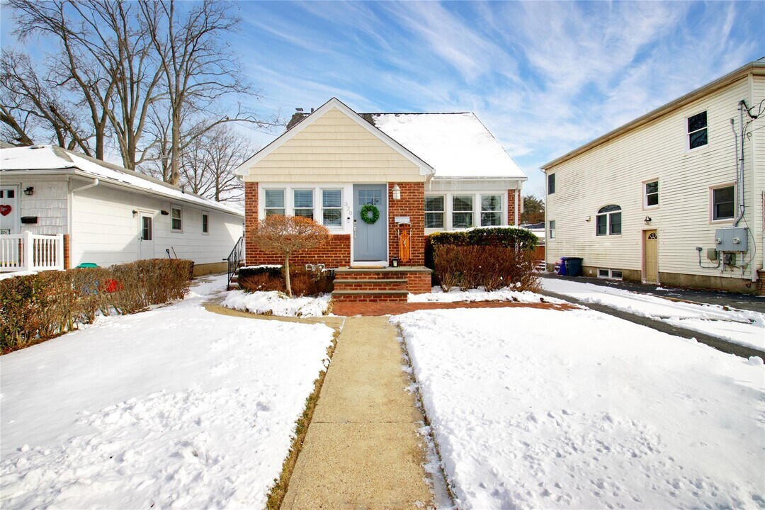 320 Euston Rd S in Garden City, NY - Building Photo
