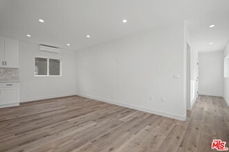 2808 Cloverdale Ave in Los Angeles, CA - Foto de edificio - Building Photo