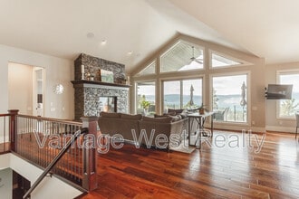 678 Kuipers Crescent in Kelowna, BC - Building Photo - Building Photo