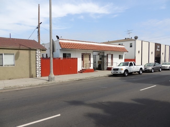 2240 Santa Fe Ave in Long Beach, CA - Building Photo - Building Photo