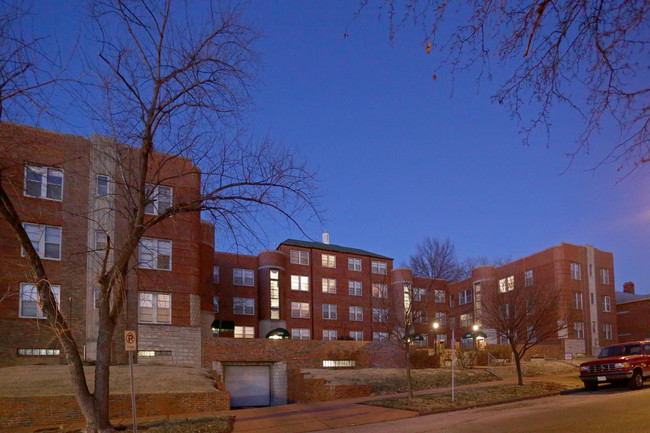 Devonshire Courtyard Apartments in St. Louis, MO - Foto de edificio - Building Photo