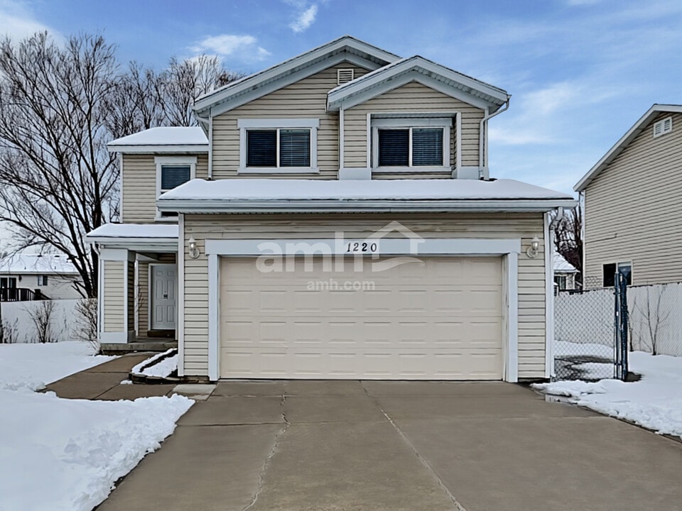 1220 Lewis Peak Dr in Ogden, UT - Foto de edificio