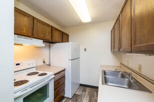 The Oaks Apartments in Sioux Falls, SD - Building Photo