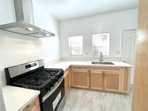 324 W Opp St in Los Angeles, CA - Building Photo - Building Photo