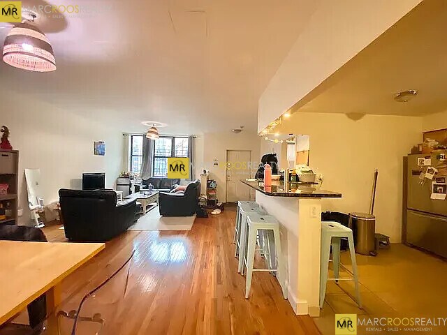 3 Douglas St, Unit 107 in Boston, MA - Foto de edificio - Building Photo