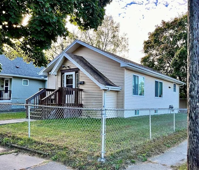 1700 Delaware Ave in Flint, MI - Building Photo