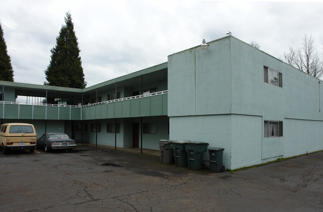 - Ferry St SW in Albany, OR - Building Photo