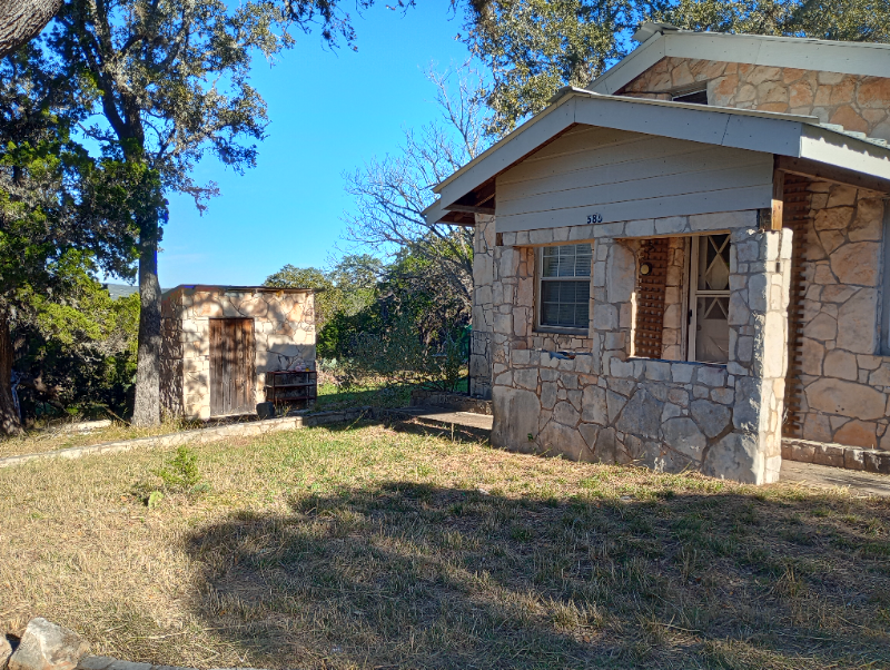 585 Indigo Trl in Pipe Creek, TX - Building Photo