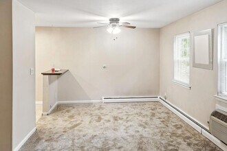 4 Anchorage Ln in Oyster Bay, NY - Foto de edificio - Building Photo