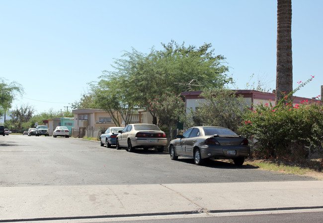 Lazy T Mobile Home Park in Phoenix, AZ - Foto de edificio - Building Photo