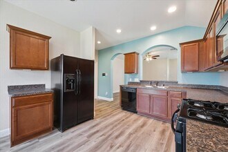 3129 Sun Terrace Ln in Dickinson, TX - Foto de edificio - Building Photo