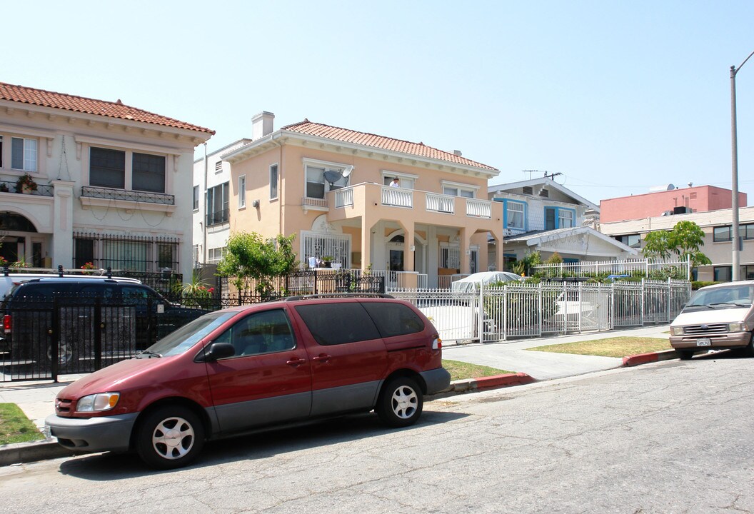 819 S Mariposa Ave in Los Angeles, CA - Building Photo