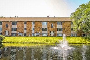 Ashton Lake Apartments in East Lansing, MI - Building Photo