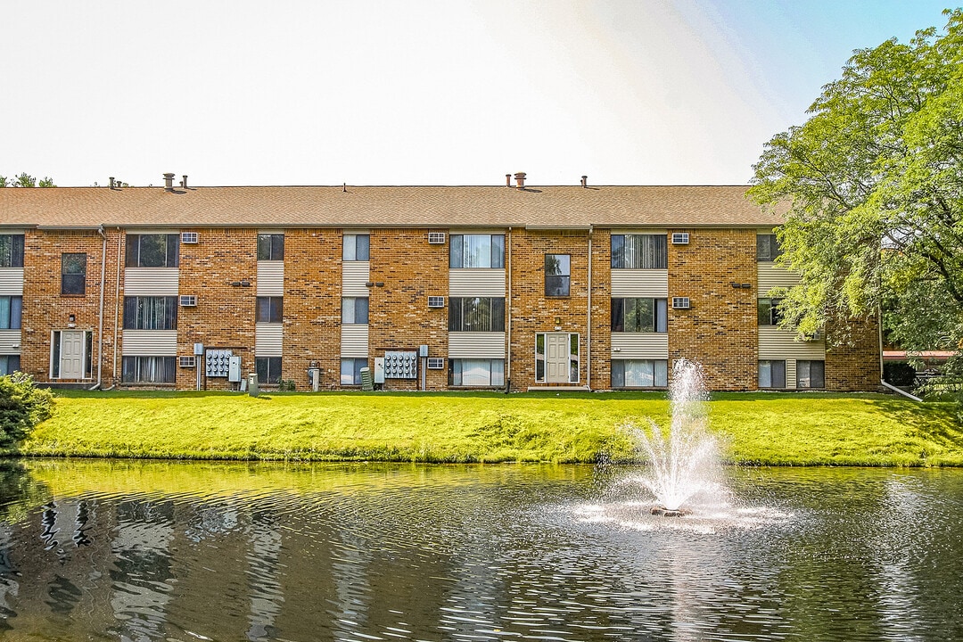 Ashton Lake Apartments in East Lansing, MI - Foto de edificio