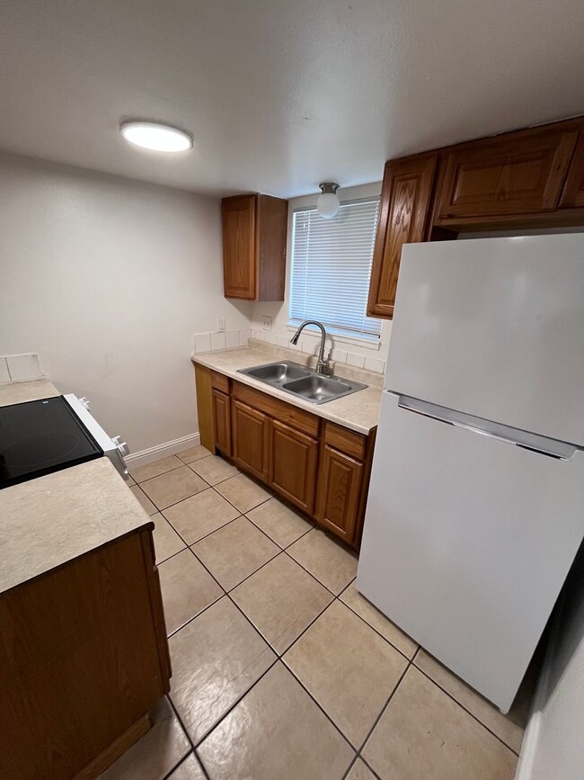 5932-5934 Clover Manor Way in Sacramento, CA - Building Photo - Building Photo