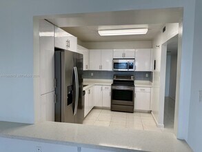 20850 San Simeon Way in Miami, FL - Foto de edificio - Building Photo