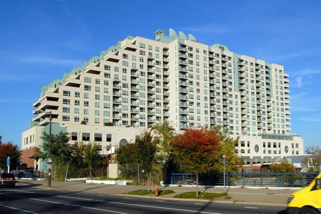 Dockside Luxury Apartments in Philadelphia, PA - Foto de edificio - Building Photo