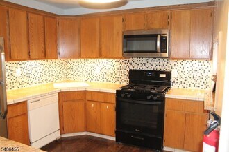 55 Crabapple Ln in Franklin Township, NJ - Building Photo - Building Photo