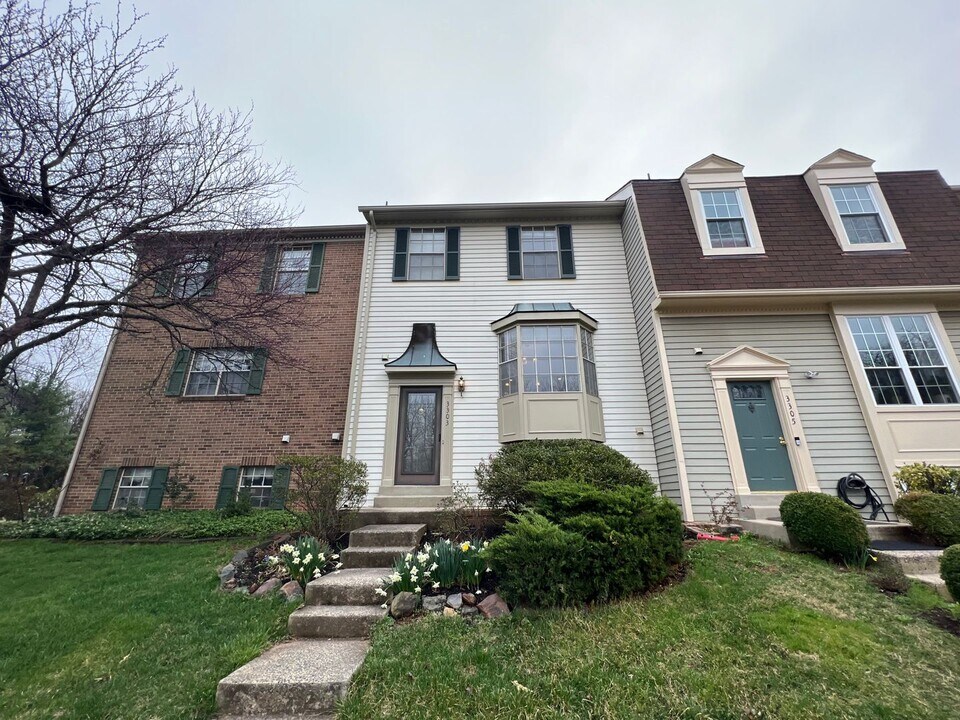 3303 Kinfolk Ct in Herndon, VA - Building Photo