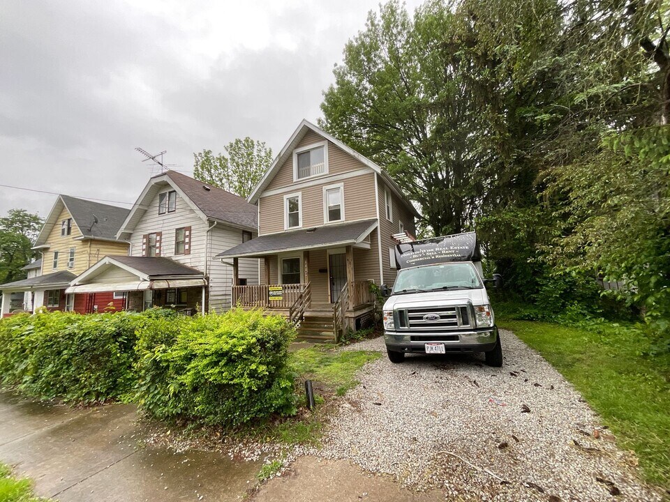 644 Easter Ave in Akron, OH - Building Photo