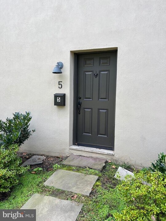 454 Old Lancaster Rd, Unit 5 in Haverford, PA - Building Photo