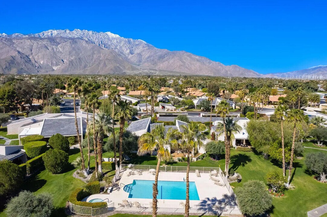 2604 N Whitewater Club Dr in Palm Springs, CA - Building Photo