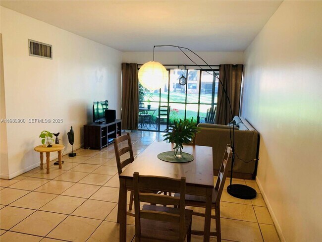 5855 Washington St in Hollywood, FL - Building Photo - Building Photo