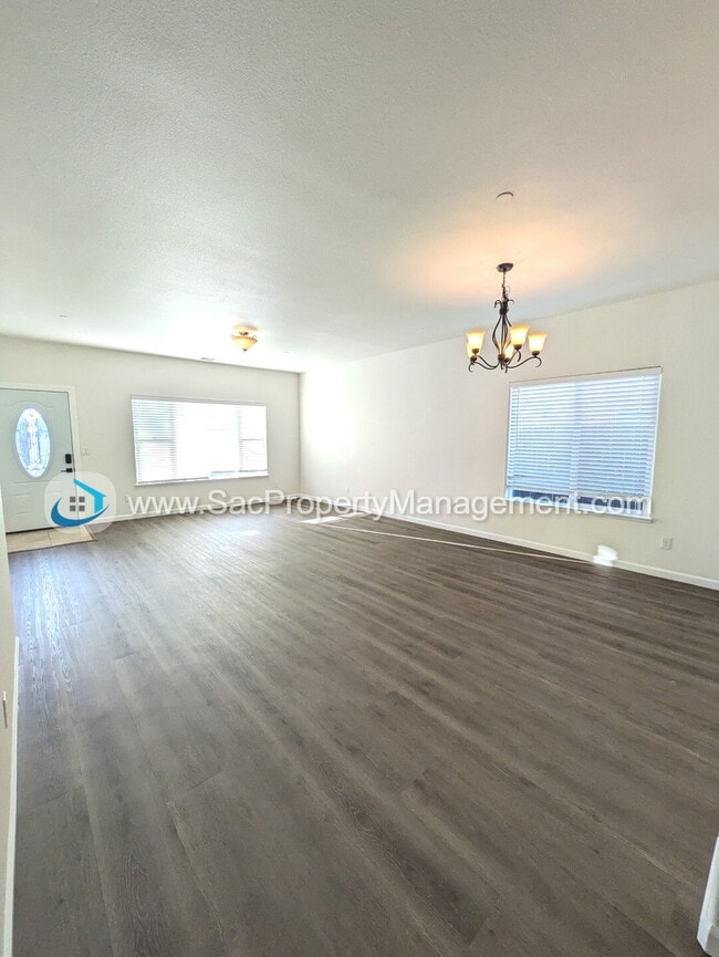 290 McDaniel Cir in Sacramento, CA - Building Photo - Building Photo