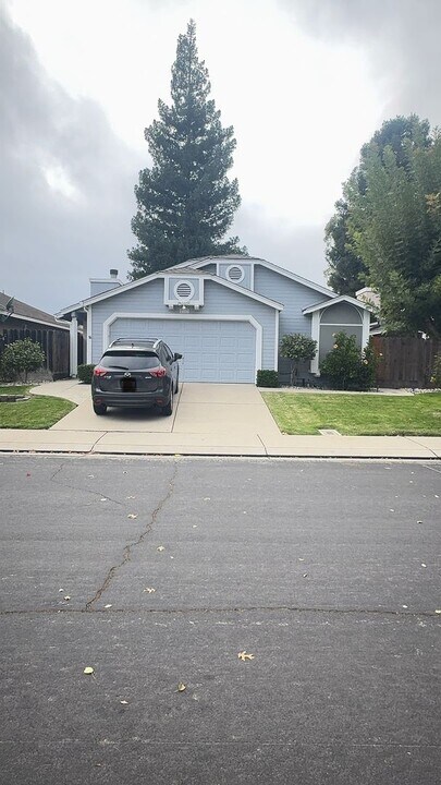 1617 Cashmere Dr in Modesto, CA - Building Photo