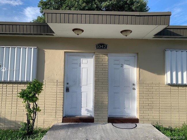 1042 Foster Rd-Unit -1-2 in Hallandale Beach, FL - Building Photo - Building Photo