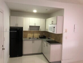 2730 Collins Ave in Miami Beach, FL - Building Photo - Building Photo