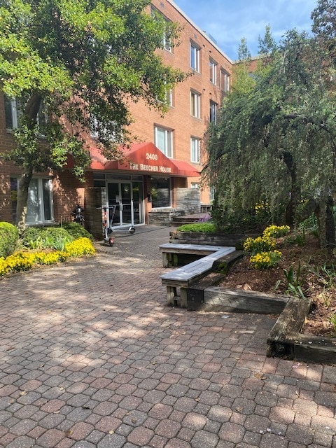 2400 41st St NW, Unit 302 in Washington, DC - Foto de edificio - Building Photo
