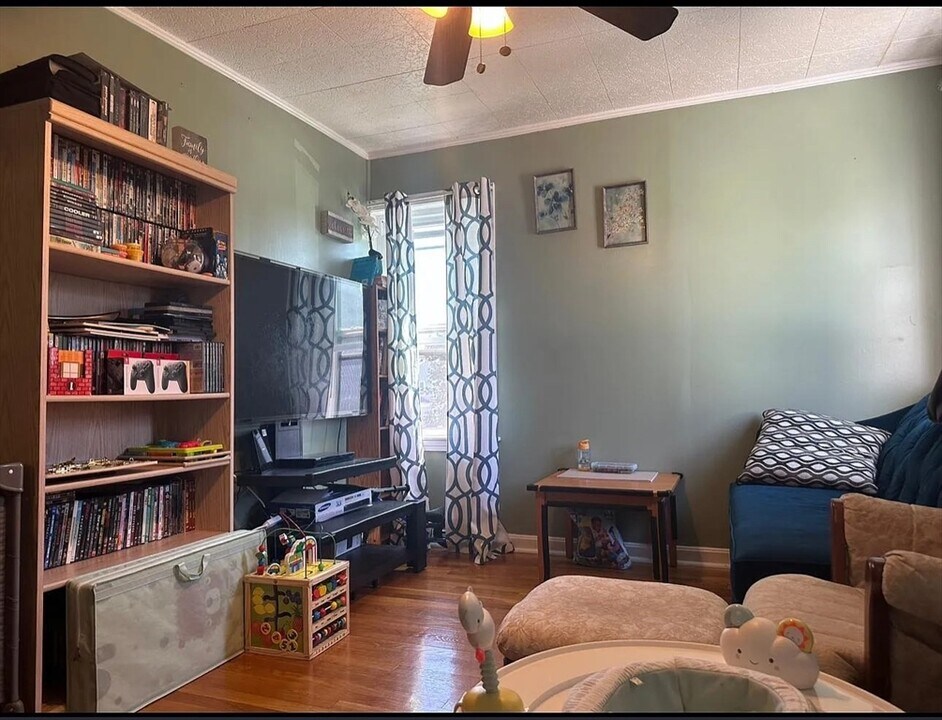 136 Tecumseh St in Fall River, MA - Building Photo