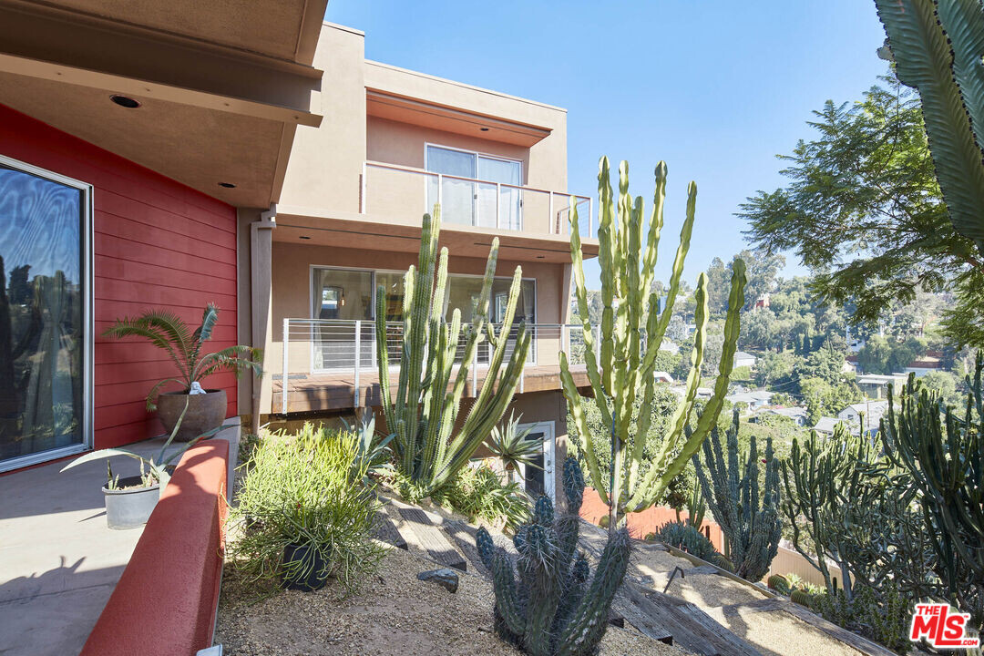 1908 N Alvarado St in Los Angeles, CA - Building Photo