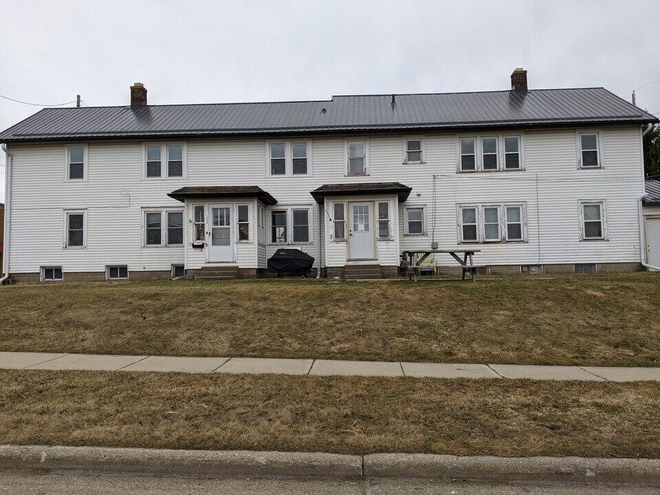 1005 9th Ave, Unit Apartment D - Lower Front in Union Grove, WI - Foto de edificio