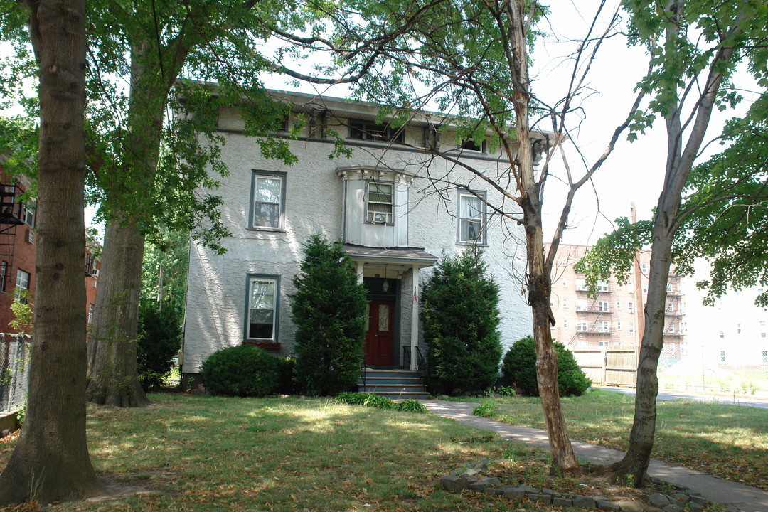 323 W Jersey Ave in Elizabeth, NJ - Building Photo