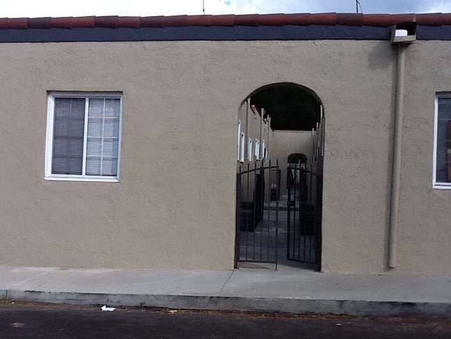 8456 Fenwick St, Unit 8450 Fenwick in Sunland, CA - Foto de edificio - Building Photo