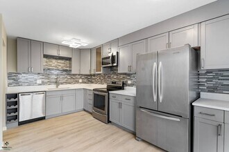 1017 Sussex Dr in Northbrook, IL - Building Photo - Building Photo