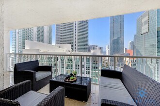 1200 Brickell Bay Dr in Miami, FL - Building Photo - Building Photo