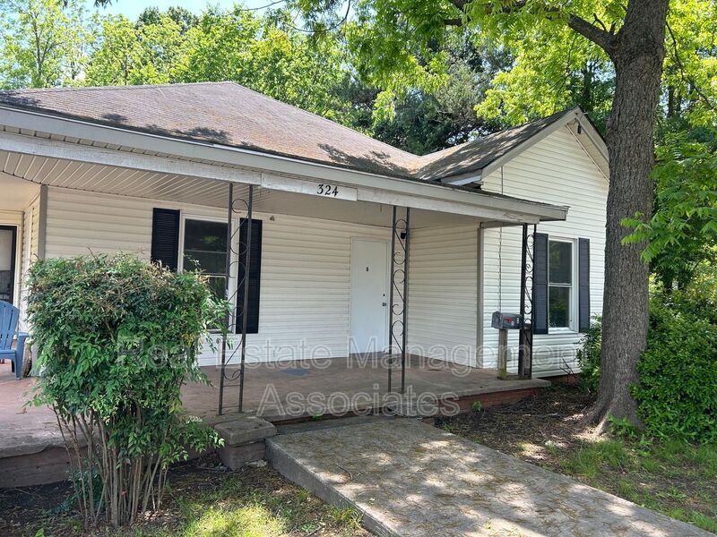 324 W Poplar St in Griffin, GA - Building Photo