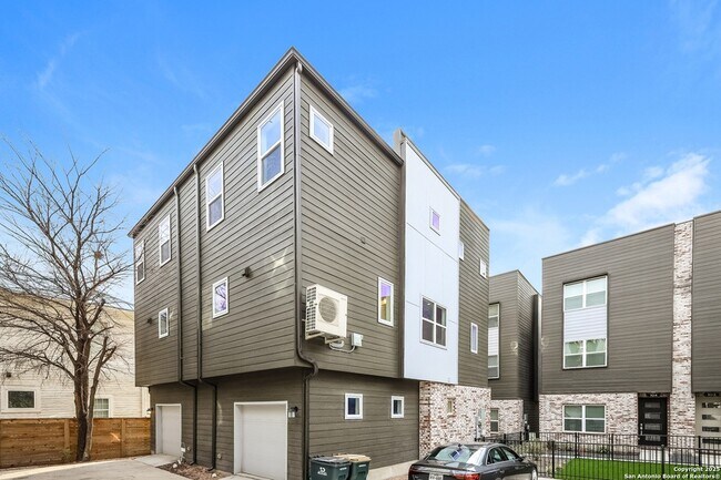 210 W Poplar St in San Antonio, TX - Building Photo - Building Photo