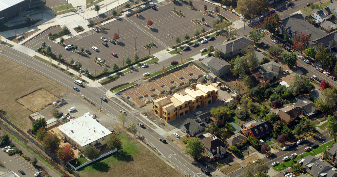 FieldHouse Townhomes in Eugene, OR - Building Photo