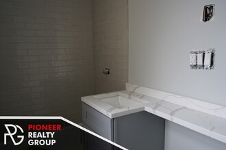 503 W Belmont Ave, Unit 505-2F in Chicago, IL - Building Photo - Building Photo